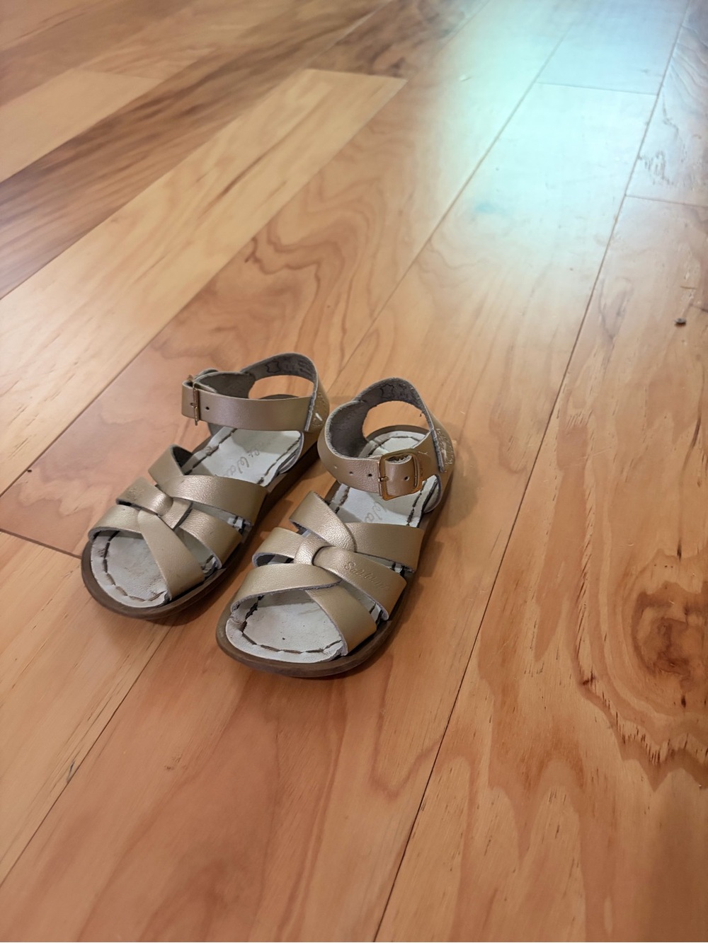 Sun-San Salt Water Sandals
Gold Metallic Kids
SZ 7 Two Strap Sandal